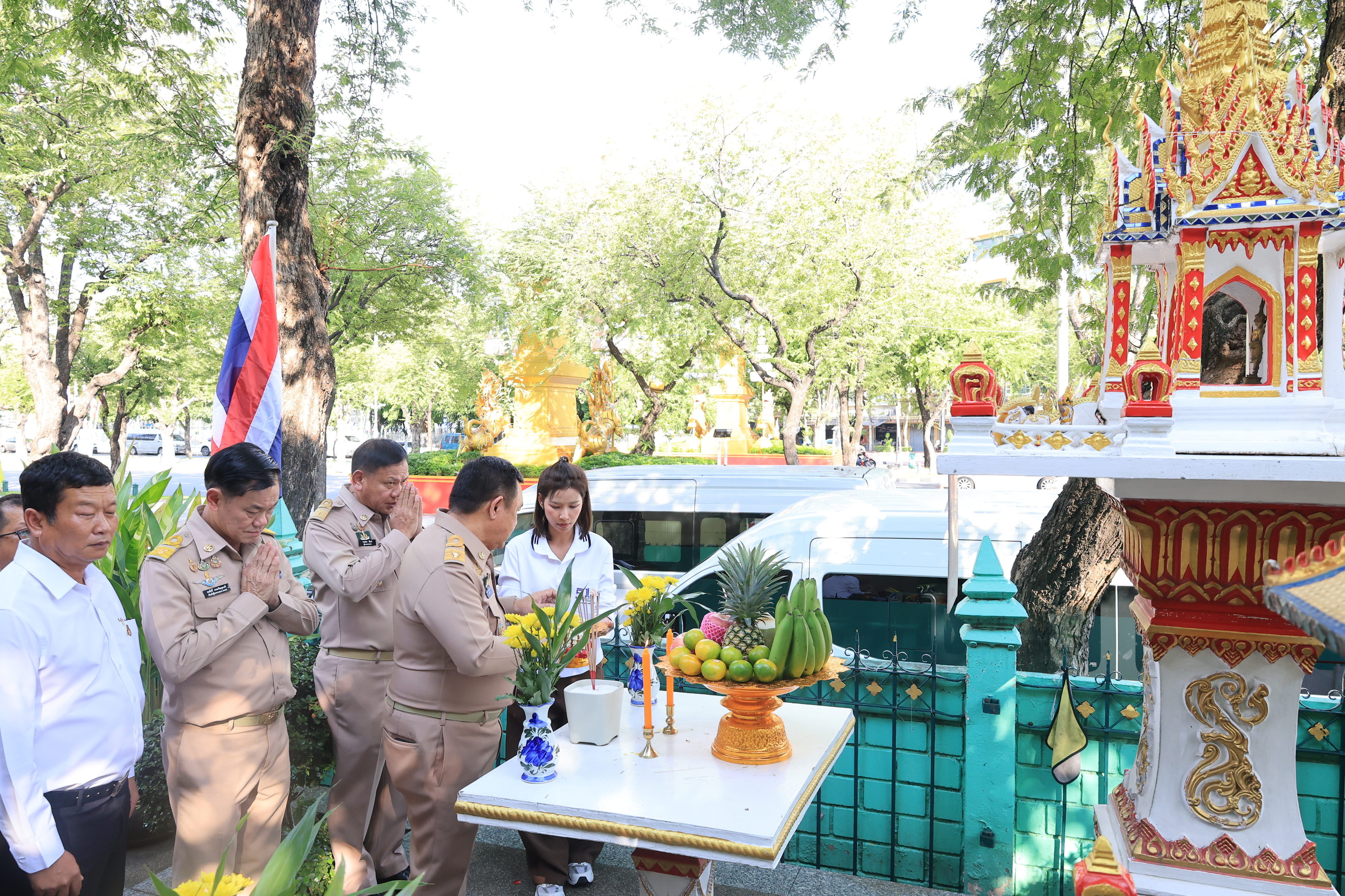 title - เลขาธิการ ส.ป.ก. และผู้เกษียณอายุราชการ สักการะสิ่งศักดิ์สิทธิ์ประจำ กระทรวงเกษตรและสหกรณ์ และ สำนักงานการปฏิรูปที่ดินเพื่อเกษตรกรรม เนื่องในโอกาสเกษียณอายุราชการ